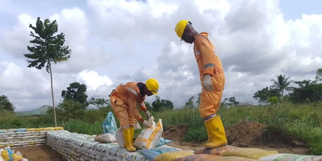 Chayoobi crew building sandbag containment in Gokana